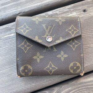 1988 Vintage LOUIS VUITTON LV
Monogram Brown Elise Wallet